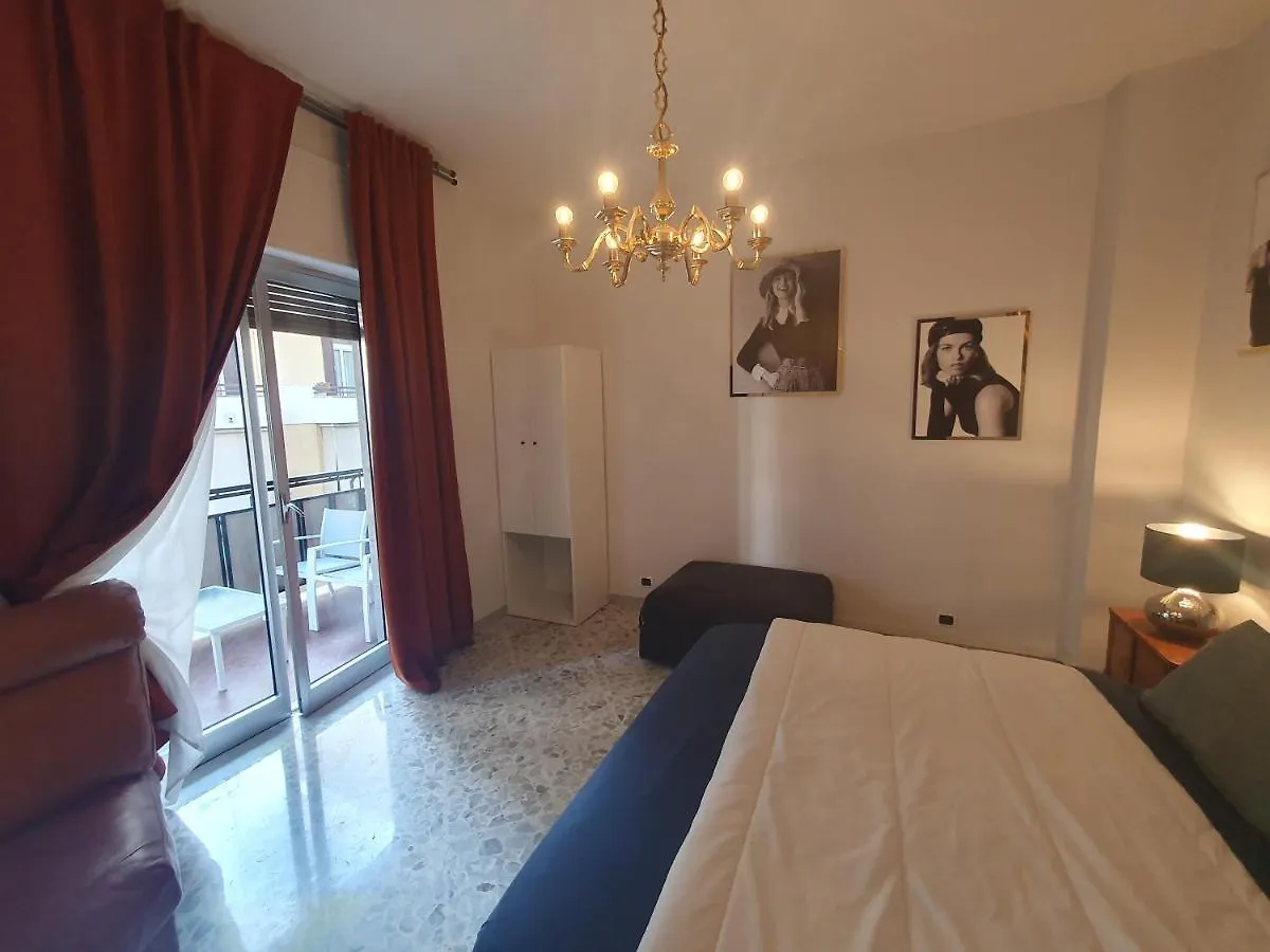 Stanza Privata 2 O 3 Posti Letto Con Bagno Privato In Camera E Balcone Casa Vacanze Cado Dalle Nubi Bari Italy