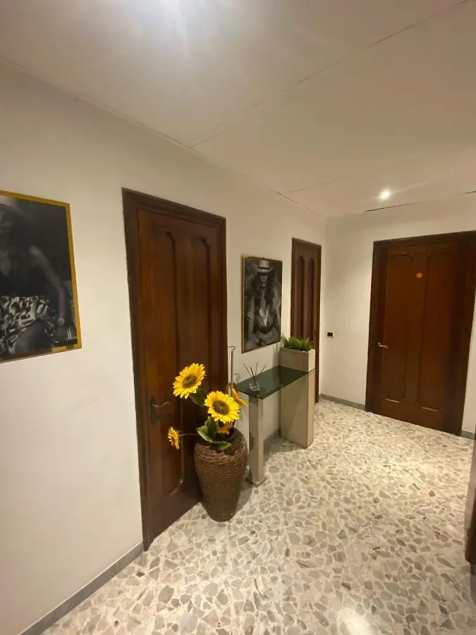 Stanza Privata 2 O 3 Posti Letto Con Bagno Privato In Camera E Balcone Casa Vacanze Cado Dalle Nubi Bari Guest house