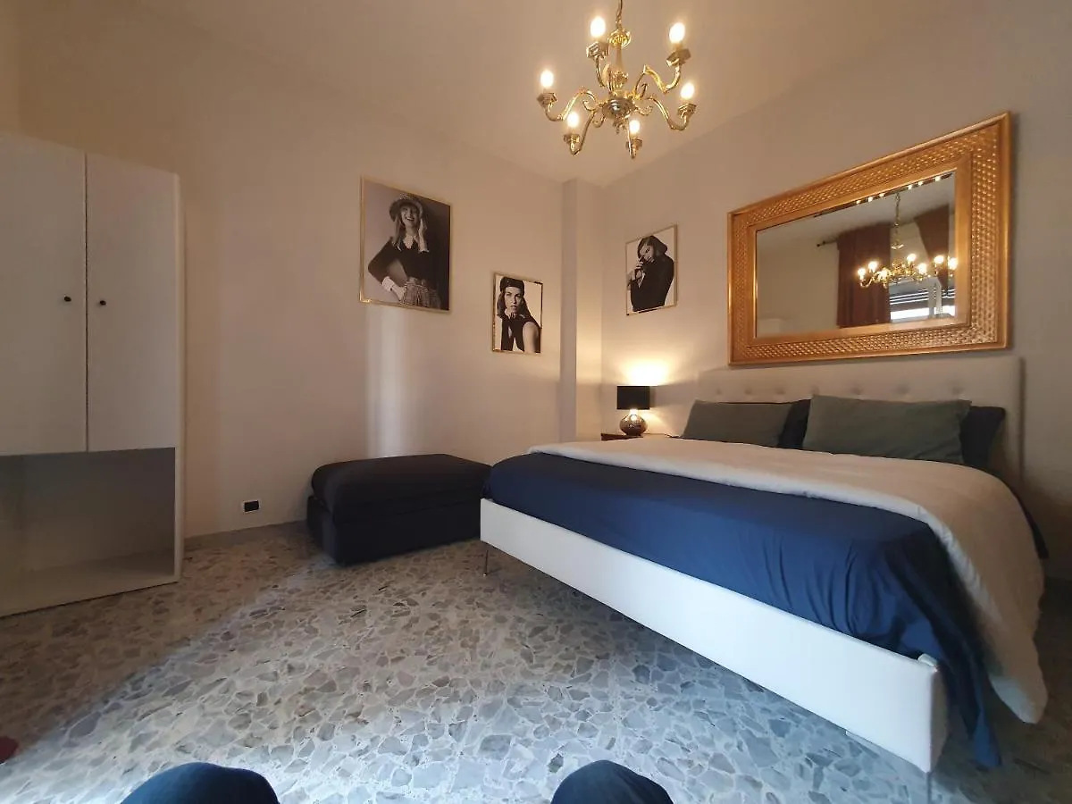 Stanza Privata 2 O 3 Posti Letto Con Bagno Privato In Camera E Balcone Casa Vacanze Cado Dalle Nubi Bari 0*,  Itálie