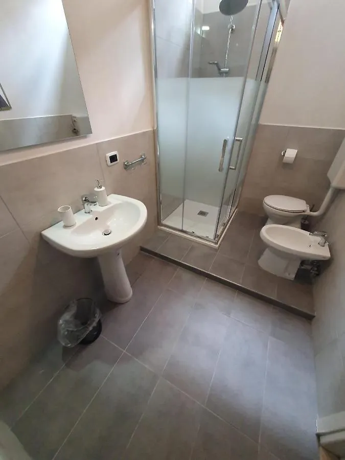 Stanza Privata 2 O 3 Posti Letto Con Bagno Privato In Camera E Balcone Casa Vacanze Cado Dalle Nubi Bari